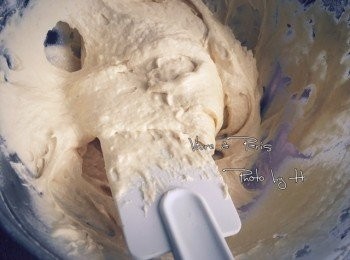 step6: 6- 將粉類過篩後，加入已完成攪拌的奶油和蛋糊之中。