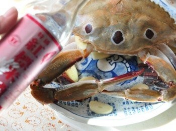 step6: 加入適量的米酒，放入蒸鍋中蒸煮至蟹變紅即熟透..