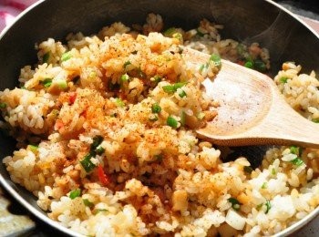 不斷的拌炒才能讓醬料均勻分布(愛辣的可以加入辣味粉)