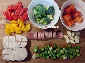 step1: 蘿蔔糕切塊（儘量呈正方形）、紅椒切塊、黃椒切塊、香腸切段、蒜苗切段、蒜頭去皮、將青花椰的粗纖維削除。