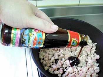 step2: 起油鍋下豬絞肉加約1匙蠔油炒香至入味，接著下所有<span class="group_2">配料</span>與豆干塊一起拌炒；請把豬絞肉炒至焦香後再下<span class="group_2">配料</span>；豬絞肉請選帶點肥肉多瘦肉的，讓豬肉油脂來炒香所有<span class="group_2">配料</span>