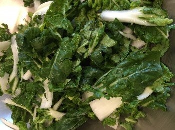 step1: 1.將大白菜一分二，再切條，水滾後煮兩分鐘，取出滴乾水