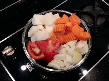 step2: 將蘿蔔類去皮切成塊狀,蕃茄及洋蔥都切塊。