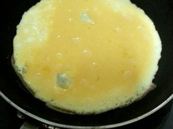 step5: 將蛋液倒至煎PAN,煎為蛋餅盛起。
切碎,放到蕃茄飯上攪拌。