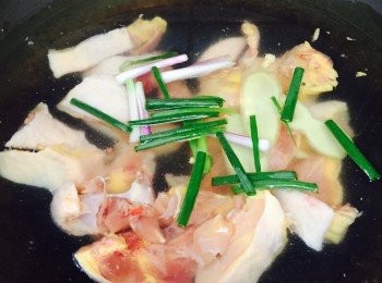 step1: 雞件洗淨加入數片薑片、葱段及1湯匙紹興酒，凍水落鑊煲至滾，熄火瀝乾備用。