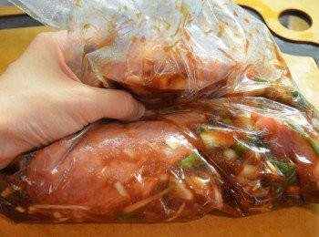 step4: 將醃好的梅頭肉放入密封袋中，加入所有混合醃料，並用手抓勻。（要確保每塊肉都沾上醃料）