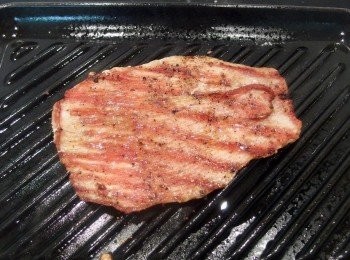 step3: 兩面都煎成焦香狀的松阪豬,煎好後靜置3分鐘後再切成片狀。