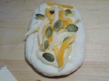 step5: 撒上披薩起司跟南瓜子(南瓜子要先用烤箱180度烤5分鐘)