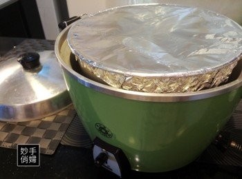 step3: 內鍋上有錫箔紙密密的封口起來,不讓蒸氣跑出,外鍋加4杯水,按下電鍋即可
