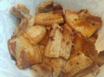 step7: 腩肉煎好後加入<span class="group_2">調味料</span>,再把腩肉鋪上大碗內。