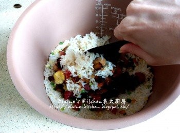 step9: 栗子飯煮熟後加入之前爆香的臘肉粒 , 臘腸粒 , 蝦米及蔥粒 (留起少少灑面用) 拌勻