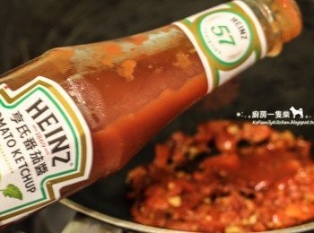 step3: 再放入水、番茄醬、干貝醬油調味炒勻後，盛起備用。