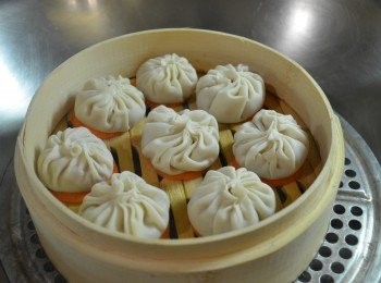 step18: 蒸籠用紅蘿蔔片或不黏油紙舖底，將小籠包放上。