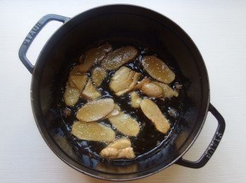 step4: 鍋裡放入麻油及老薑,用小火慢慢煸香。