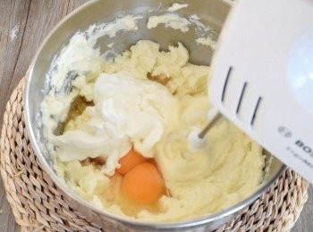 step5: 加入酸忌廉、雞蛋、雲尼拿香油和檸檬皮碎，拌勻，再加入麵粉拌勻