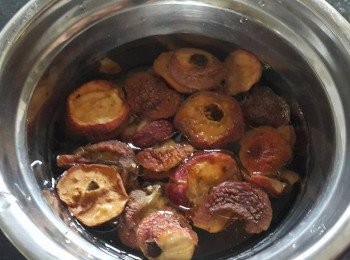 step4: 山楂浸洗至軟身隔水備用