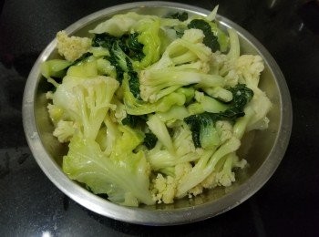 step6: 做法 :

先將椰菜花用薑片, 黃酒 , 少少鹽汋熟備用 , 爆香蒜頭 , 乾蔥 , 薑片大火爆炒椰菜 , 炒至少少軟身後 , 再放入白菜仔 , 加少少鹽 , 糖 , 雞粉輕炒 , 蓋好焗煮約 1 分鐘 , 再將椰菜花放入回鑊 , 加少少水大火煮滾 , 少少生粉水 , 麻油埋芡 , 完成 .