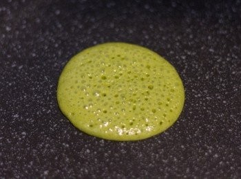 step6: 一會之後整塊餅會開始有氣泡於底部開始出現