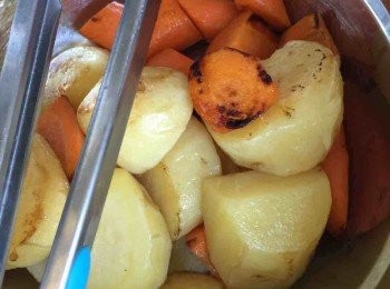 step2: 薯仔蘿蔔刨皮滾刀切件，大火煎至每面金黃令炆時不會散開。