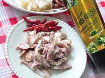 step1: 備料1: 鹹豬肉先以烤箱烤過再切片、乾辣椒