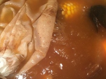 step3: 將鯽魚放入魚袋綁好，連同魚湯、其他材料放入湯煲繼續煲約 2.5 - 3 小時，即可加鹽調味飲用