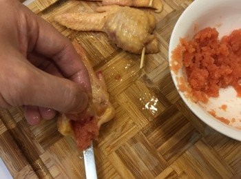 step6: 把明太子釀入<a href="https://bit.ly/3zHU5V3" target="_blank" data-keyword="雞翼" class="guide-link"><strong>雞翼</strong></a> <span style="display:inline-block;vertical-align:middle;margin-top:-3px;color:initial;border-radius:3px;padding:2px 3px;font-size:12px;line-height:14px;background:#87d300;color:#fff;">即買</span> 。注意不要釀太滿，大約七成已經足夠。因為烤焗時<a href="https://bit.ly/3zHU5V3" target="_blank" data-keyword="雞翼" class="guide-link"><strong>雞翼</strong></a> <span style="display:inline-block;vertical-align:middle;margin-top:-3px;color:initial;border-radius:3px;padding:2px 3px;font-size:12px;line-height:14px;background:#87d300;color:#fff;">即買</span> 會收緊，脹起。然後用竹籤穿起缺口。