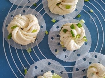 step7: 發酵第二次為15-20分鐘將蔥花包放上蒸爐紙， 凍水起計蒸15分鐘便可完成