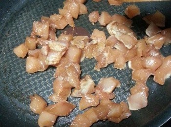 step14: 再用1湯匙油起鑊,將<a href="https://bit.ly/3EZL8dD" target="_blank" data-keyword="雞胸" class="guide-link"><strong>雞胸</strong></a> <span style="display:inline-block;vertical-align:middle;margin-top:-3px;color:initial;border-radius:3px;padding:2px 3px;font-size:12px;line-height:14px;background:#87d300;color:#fff;">即買</span> 肉炒熟備用