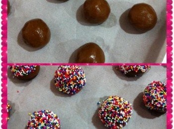 step5: 剩餘半粒蛋攪拌均勻，把搓成圓形的麵團表面沾上少許蛋汁，然後沾上彩色糖霜。