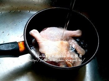 step1: 鴨腿放入煲內加水浸過面 , 用中火煮至滾後盛起 , 用水沖一沖洗油份及瀝乾