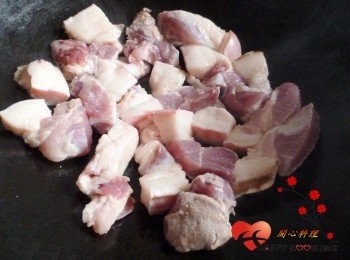 step1: 干鍋放入切塊的五花肉,慢慢把油逼出炒成表面焦黃