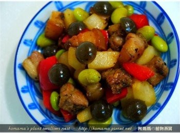 step8: 將黑木耳QQ圓對切成半，擺放在<span class="group_1">食材</span>上來增添享用口感。