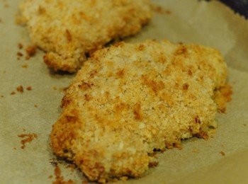 step5: 將豬排放在鋪有烘焙紙的烤盤上，放入焗爐中層，200度焗約20分鐘或至全熟