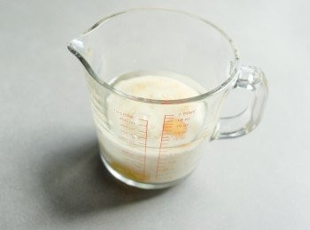 step2: 在另一碗內將雞蛋，油，牛奶和希臘乳酪拌勻