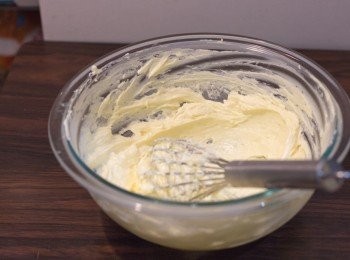step6: 已放軟的忌廉芝士加入OREO的夾心內餡，用打蛋器打至混合成幼滑狀（如忌廉的狀態）