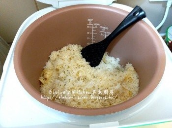 step22: 最後將煮好的雞油飯盛起芫茜莖及香葉後拌勻弄散即可