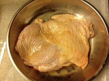 step1: <a href="https://bit.ly/2ZxapeY" target="_blank" data-keyword="雞扒" class="guide-link"><strong>雞扒</strong></a> <span style="display:inline-block;vertical-align:middle;margin-top:-3px;color:initial;border-radius:3px;padding:2px 3px;font-size:12px;line-height:14px;background:#87d300;color:#fff;">即買</span> 解凍後洗淨, 醃15分鐘