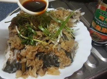 step4: 將蔥絲放上蒸好的魚腩上，淋入2湯匙萬字蒸魚豉油