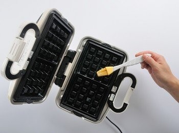 step10: 可以在模具上抹上一層(薄)油，可幫助上色&脫模。