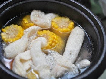 step3: 燉煮約莫25分鐘，再將泡軟沖洗乾淨的竹笙整條放入再燉煮20分鐘，起鍋前放入適量鹽巴調味即可