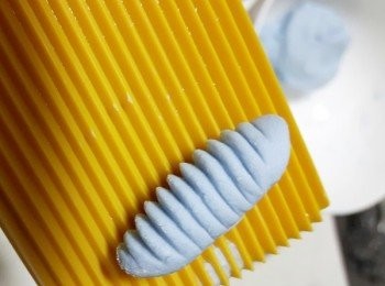 step6: 用手指輕輕撥一下即成