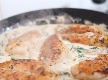 step6: 加入菠菜煮至軟身，最後加入鹽和黑椒碎調味，再把蘑菇和雞肉回鑊，再燴煮一陣，即成。