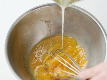 step2: 製作<span class="group_2">檸檬慕斯</span>。將蛋與細砂糖60g倒入缽盆中，用打蛋器打發。把檸檬汁、刨碎的檸檬皮、細砂糖60g、奶油倒入鍋中，用中火加熱至沸騰後，倒入有蛋的缽盆裡攪拌。