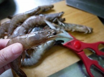 step3: 蝦子剪到頭部的刺根鬚(預防食用時，刺到嘴巴)