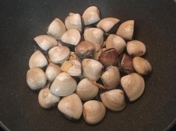 step8: 蛤蜊入鍋拌炒兩下，