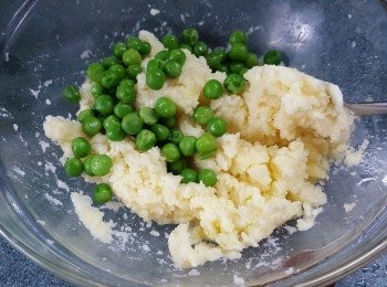 step10: 將青豆加入薯蓉內拌勻