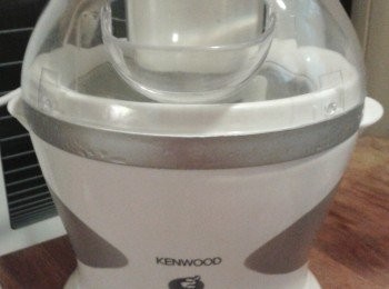 step2: 將已拌勻的材料倒入冰淇淋器內，通常需時30至45分鐘