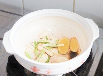 step5: 下蒜片和蔥白多炒 1 分鐘。