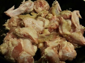 step2: 爆香燈籠椒取出，再爆雞件