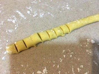 step4: 搓好既粉團平均分為四份，每份搓成長條狀，用刀切成粒狀約1-1.5cm大小